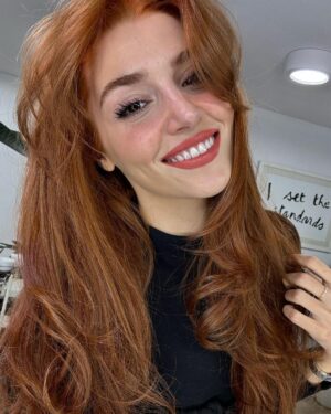 Hande Erçel Instagram - 🍓🧡
#newmiyy