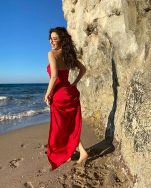 Hande Yılmaz Instagram - buraya böyle gülmekle ilgili bişiler…🤞🏻🌹