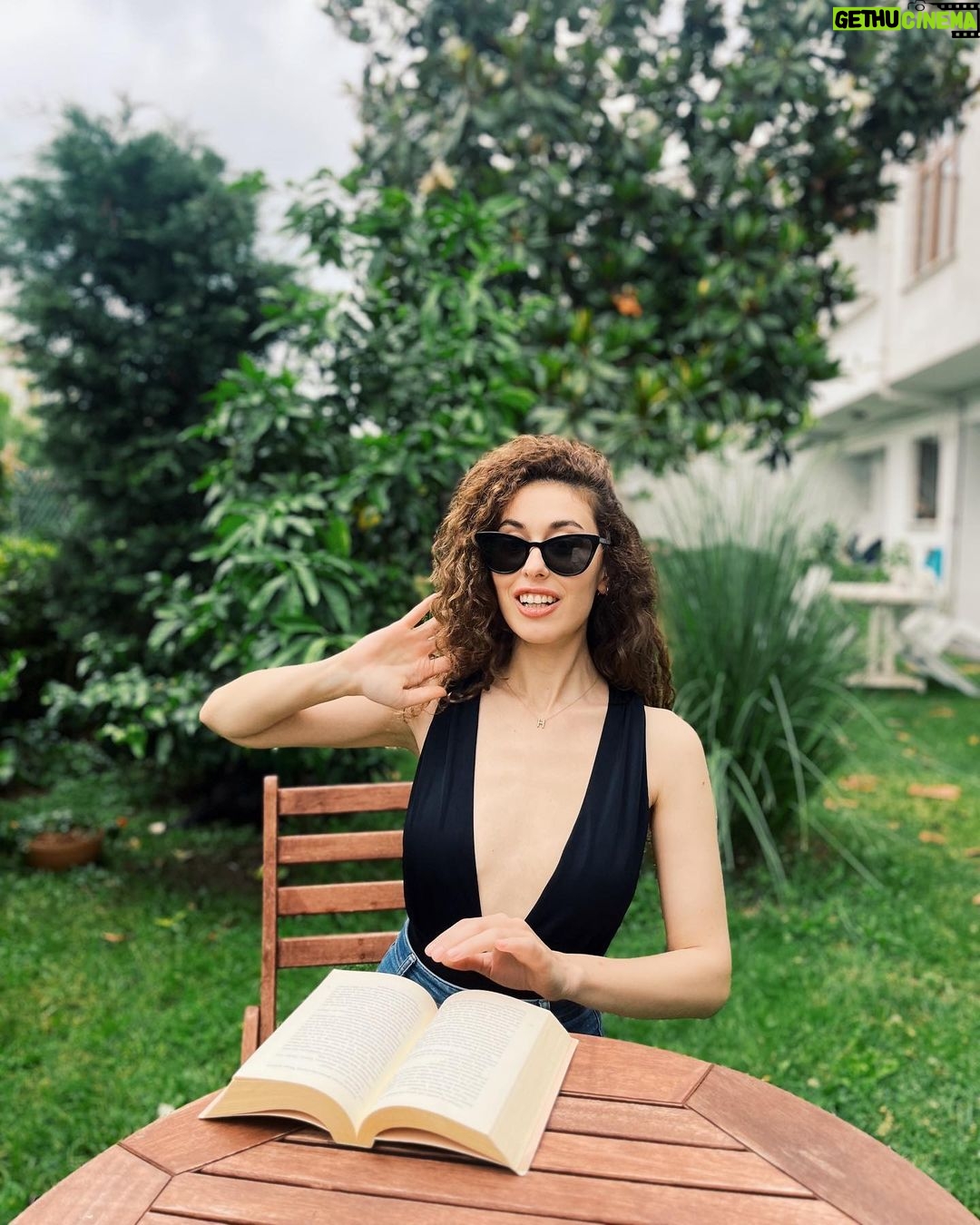 Hande Yılmaz Instagram - gerçekten okuyorum ya akdjf