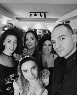 Hande Yılmaz Instagram - sevdiklerinizle mutlu bi yil olsun, eksilmeden… hep beraber🫶🏻🥲💛
