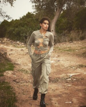 Hande Yılmaz Instagram - 🤞🏻 @hm #HMxMe 🤍 #işbirliği

📷: @hakanadenyilmaz