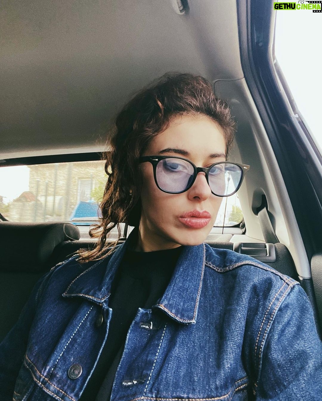 Hande Yılmaz Instagram - Keeping my surroundings low key...I like it🍑