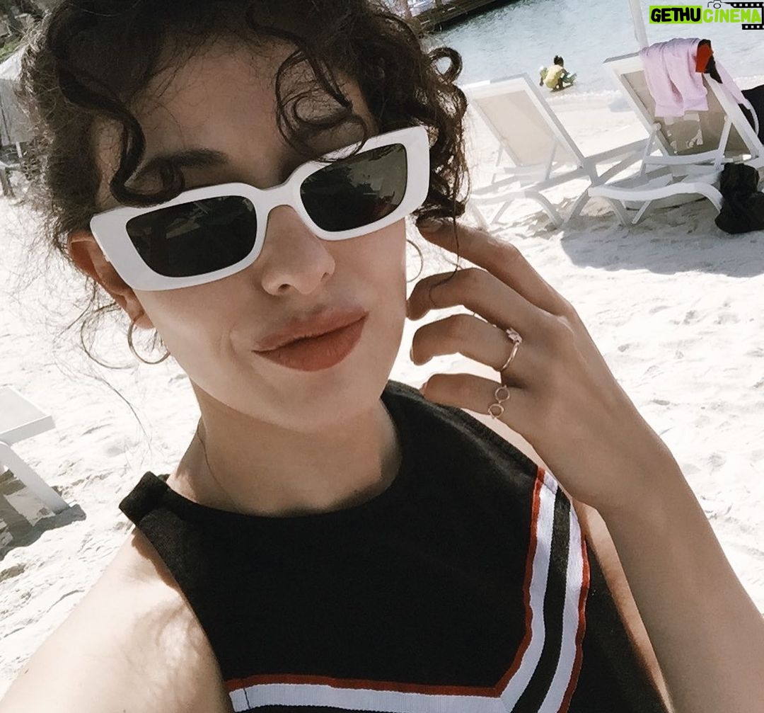 Hande Yılmaz Instagram - “Dünya bi yere kaçmaz, biz yüzerken göklerde”