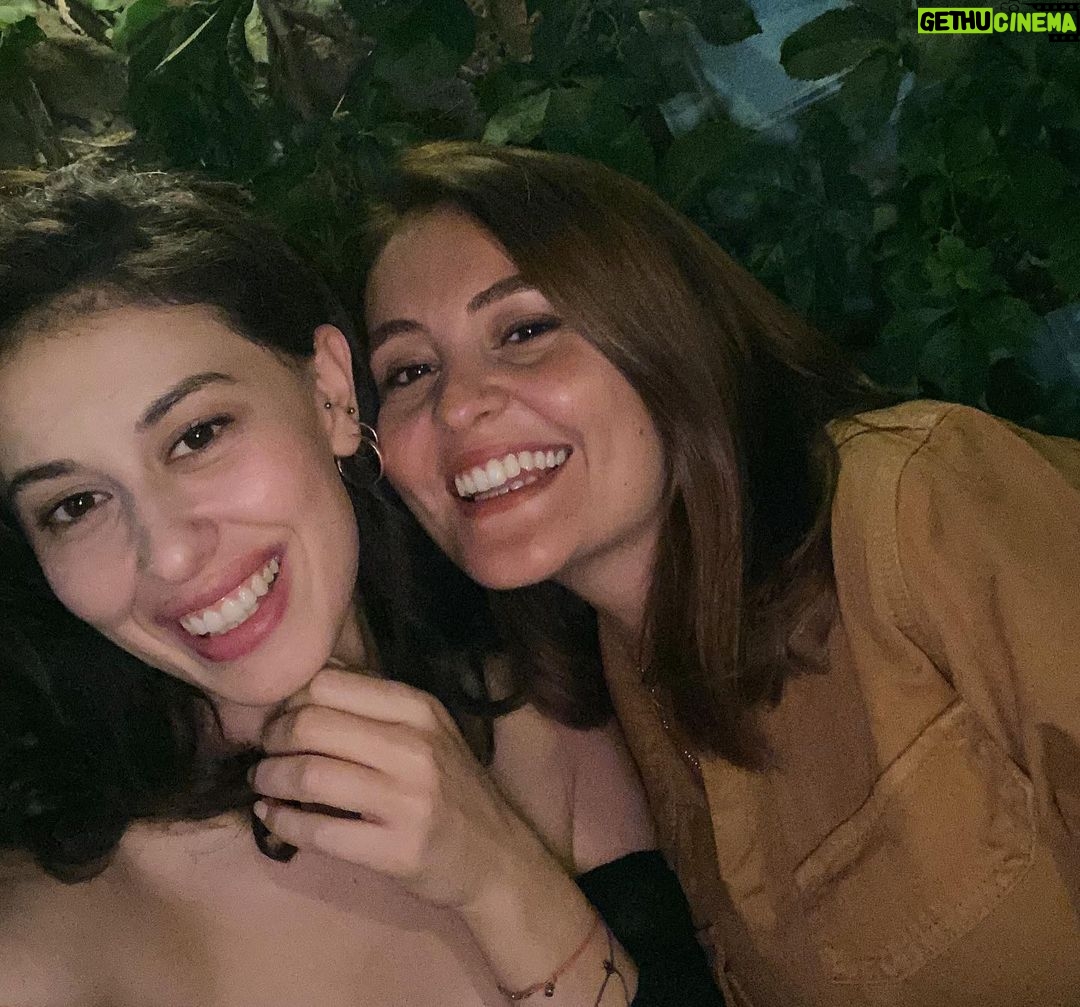 Hande Yılmaz Instagram - “Dünya bi yere kaçmaz, biz yüzerken göklerde”
