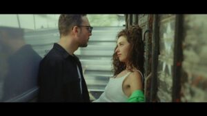 Hande Yılmaz Instagram - “aşk beni yendi” klibimiz yayında🌻 @oguzhankoctv @mali.ergin