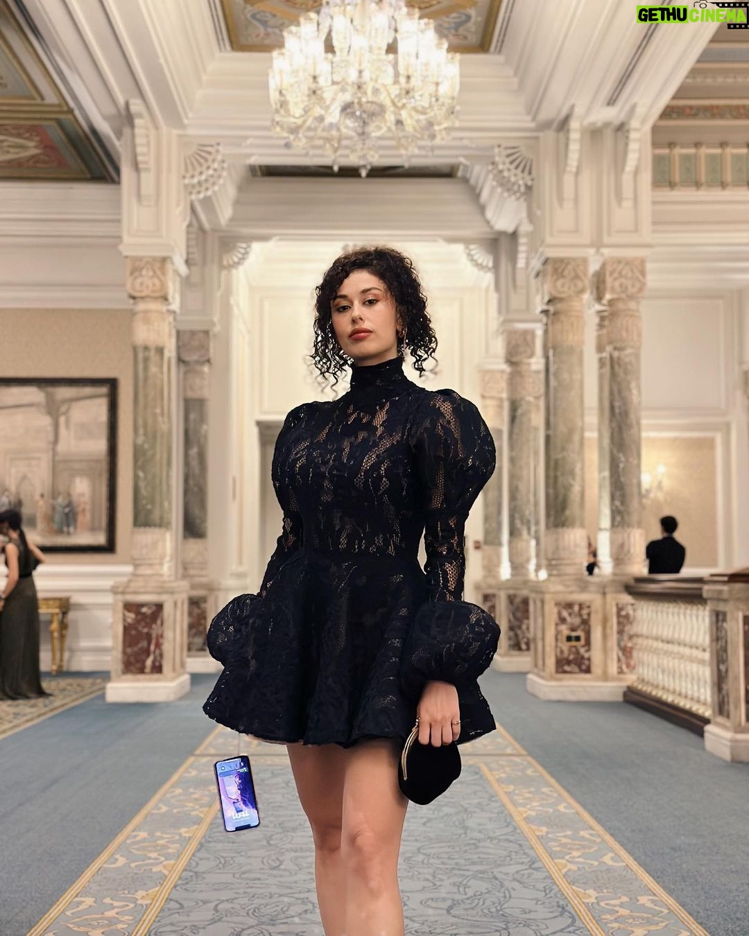 Hande Yılmaz Instagram - İyi ki doğduun @marieclairetr #35yıl 🌹ve bayılıyoruum @zuleyhakuru 🖤 Ciragan Palace Kempinski Istanbul