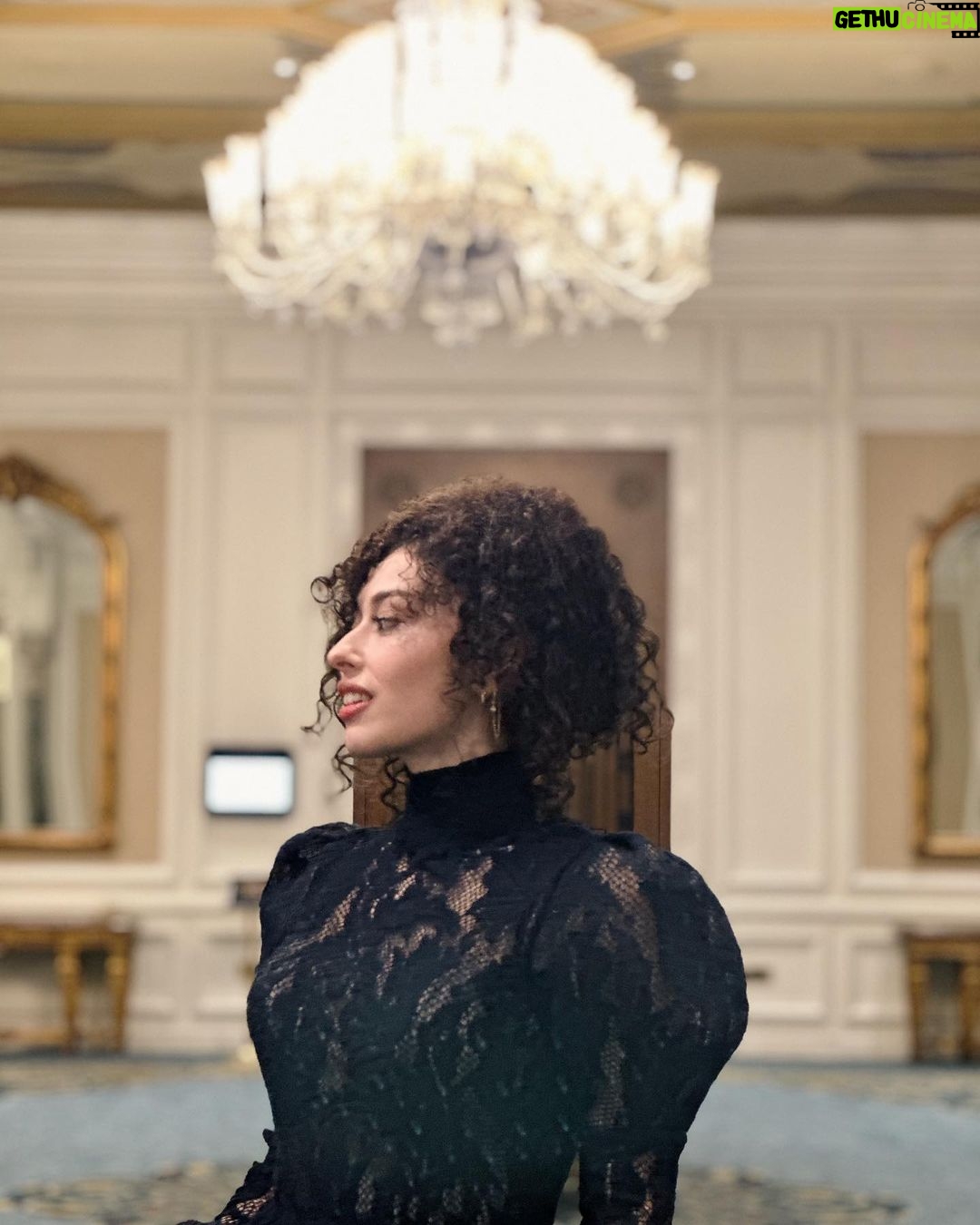 Hande Yılmaz Instagram - İyi ki doğduun @marieclairetr #35yıl 🌹ve bayılıyoruum @zuleyhakuru 🖤 Ciragan Palace Kempinski Istanbul