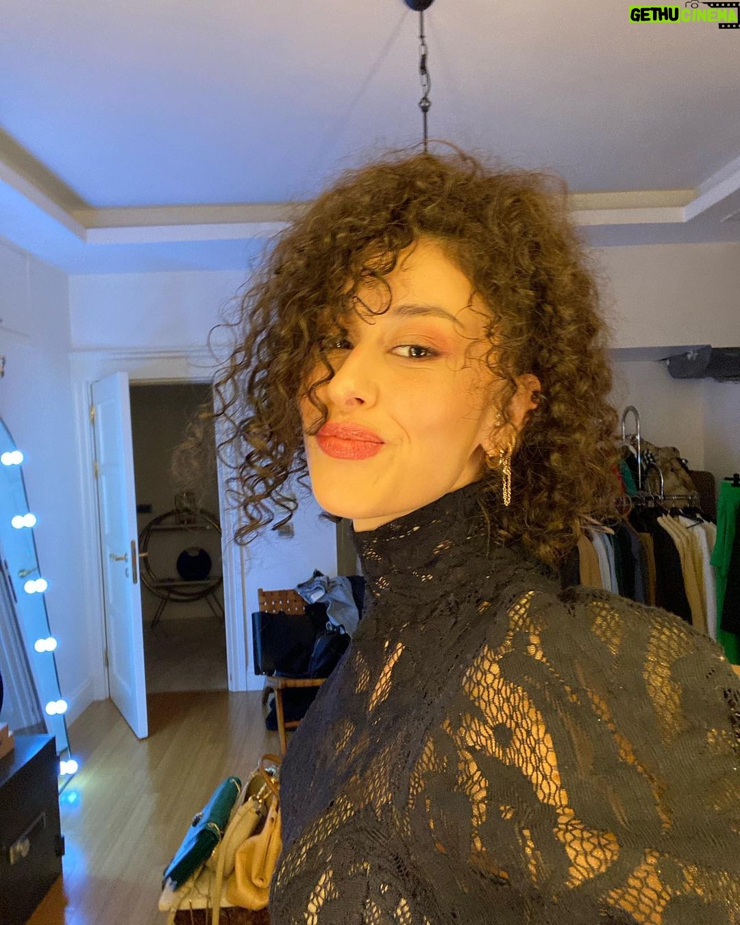Hande Yılmaz Instagram - İyi ki doğduun @marieclairetr #35yıl 🌹ve bayılıyoruum @zuleyhakuru 🖤 Ciragan Palace Kempinski Istanbul