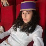 Hande Yılmaz Instagram - “hemen arkasındaki sahnede ekip arkadaşları boncuk boncuk terlerken kameraya bakan…” dumpı
