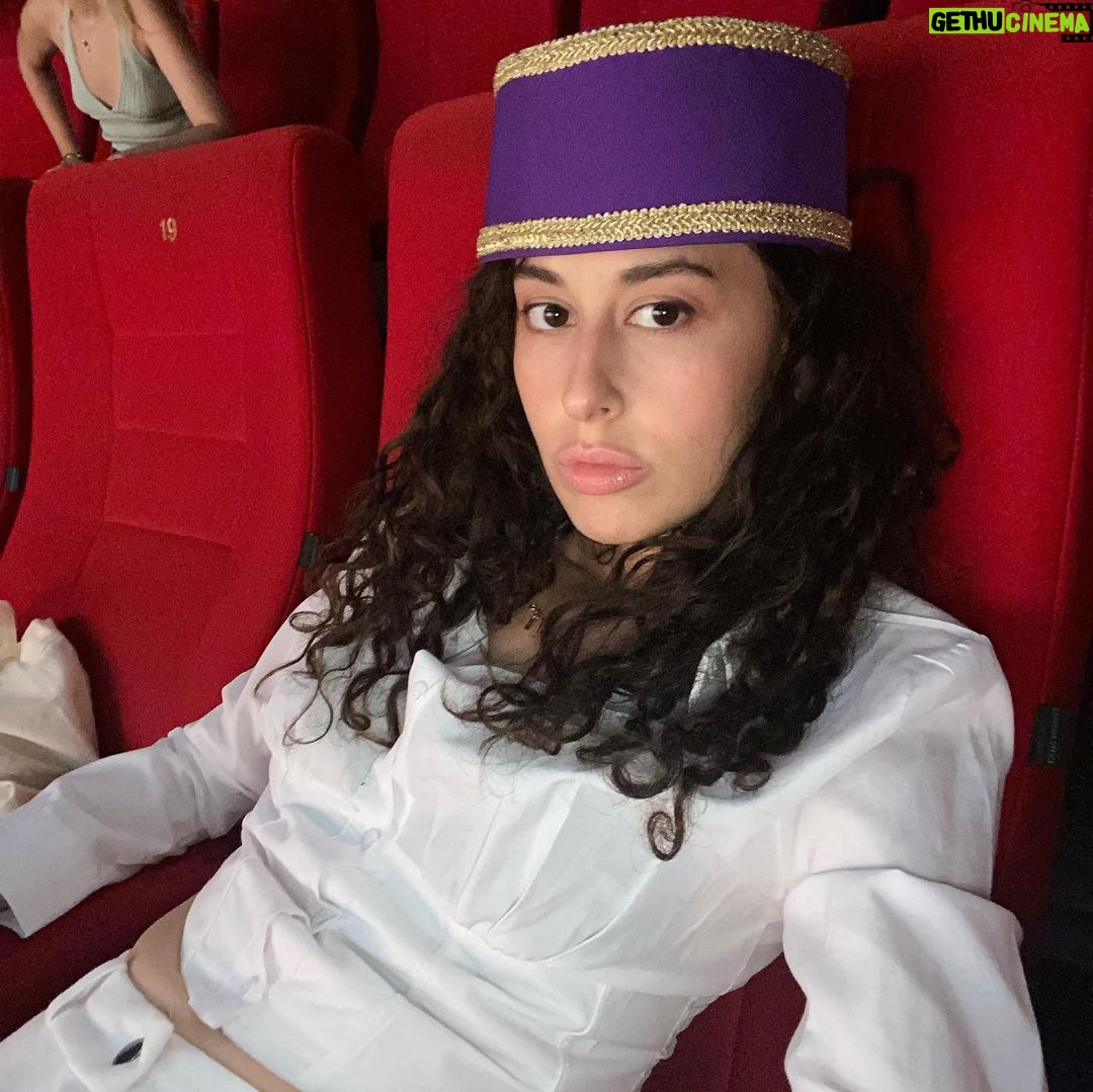 Hande Yılmaz Instagram - “hemen arkasındaki sahnede ekip arkadaşları boncuk boncuk terlerken kameraya bakan…” dumpı