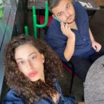 Hande Yılmaz Instagram - “hemen arkasındaki sahnede ekip arkadaşları boncuk boncuk terlerken kameraya bakan…” dumpı