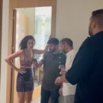 Hande Yılmaz Instagram - “hemen arkasındaki sahnede ekip arkadaşları boncuk boncuk terlerken kameraya bakan…” dumpı