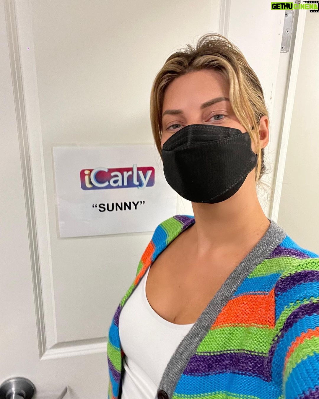 Hannah Stocking Instagram - @icarly Season 3 is finally here streaming now on @paramountplus 🤩🔥 #iCarly #iykyk