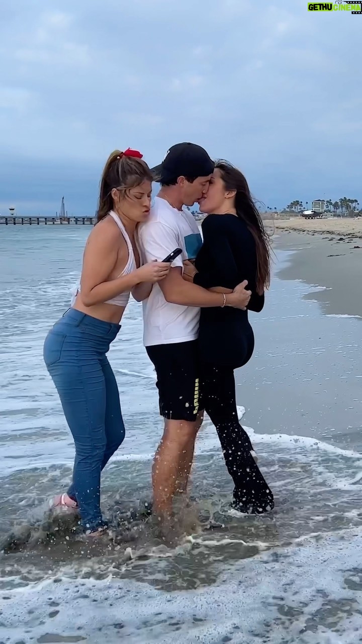 Hannah Stocking Instagram - Tag someone obsessed w/ their phone 🤣🤳 (Part 2)