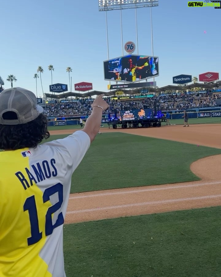 Hannah Stocking Instagram - Had one of my most fun nights of summer so far at the All-Star Celebrity Softball Game βΎοΈπ«‘ and WE WON! LFG Brooklyn! Thank you @mlb for having me! ππ» Dodger Stadium