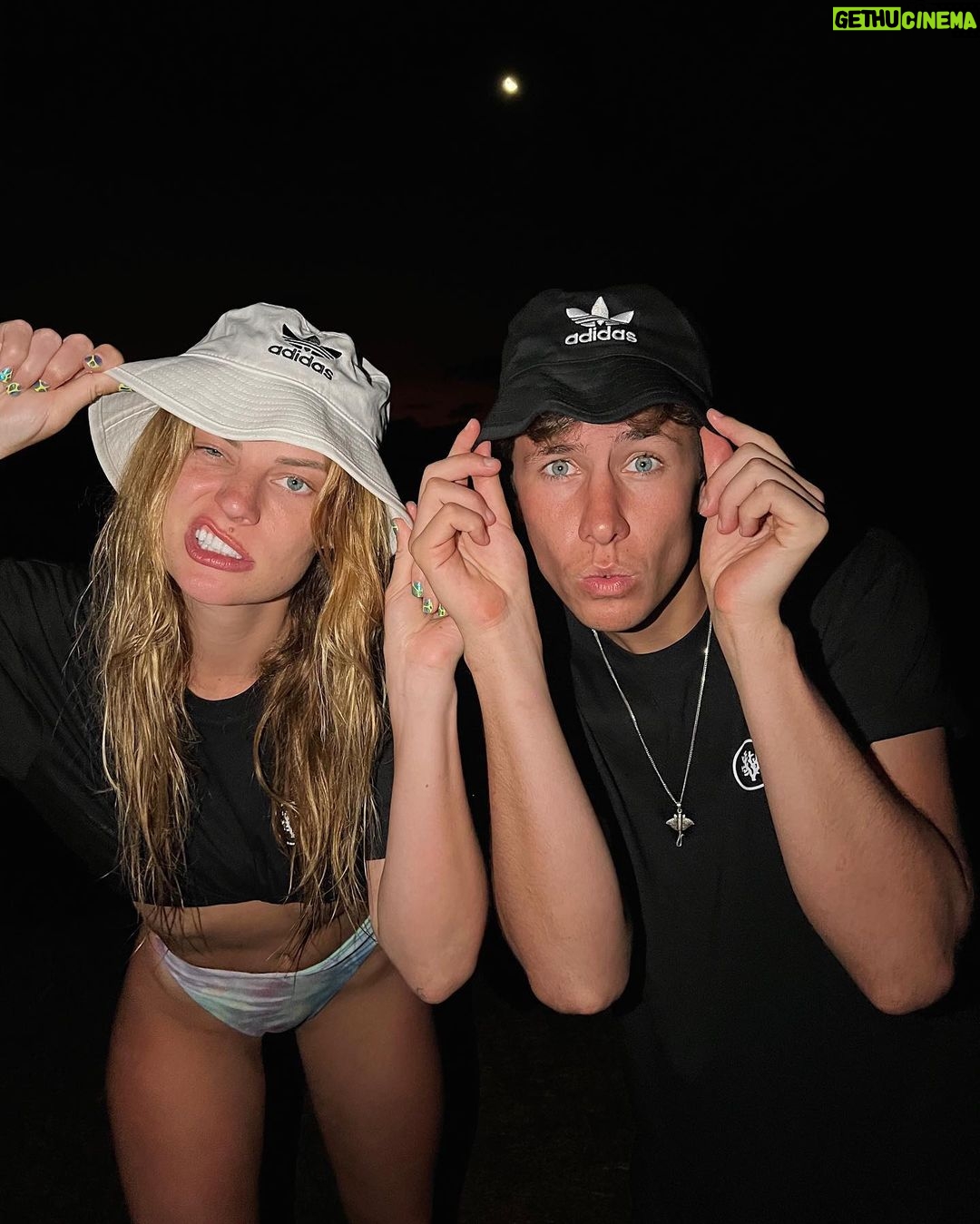 Hannah Stocking Instagram - Sister form another mister & brother form another mother. Moorea