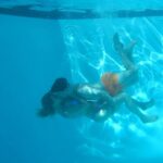 Hannah Stocking Instagram - Underwater Thirdwheel 🙃✌️w/ @hannahstocking @lelepons @guaynaa