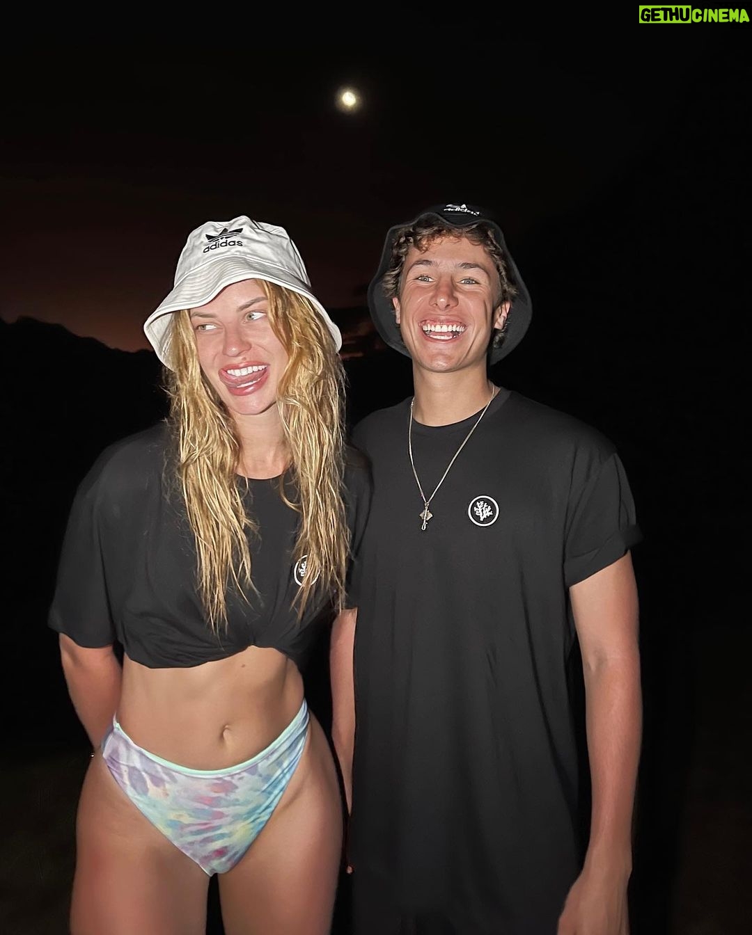 Hannah Stocking Instagram - Sister form another mister & brother form another mother. Moorea