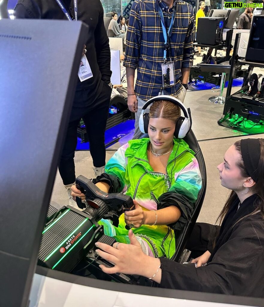 Hannah Stocking Instagram - I went to the biggest gaming festival in the world! 🎮🇸🇦 It was a dream come true to see it in real life at the @gamers8gg festival in Riyadh, Saudi Arabia. Rooting for my favorite player FAME and his esports team to win the Gamers8 Club Awards! #gamers8 #landofheroes