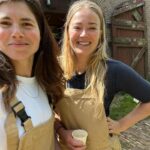 Hanna van Vliet Instagram - Met gevaar voor eigen leven op bezoek op de boerderij, bij de ongeëvenaarde @ravenvandorst.❤️ Bloed vloeide, bier, leuke gesprekken en verhitte sjoelwedstrijden met @geraldine_kemper ook.🥵 En die hooimijt heeft een mooi nieuw dakkie. Vanavond op tv bij @npo_3 en anders eeuwig terug te zien op NPO start. #boerderijvandorst