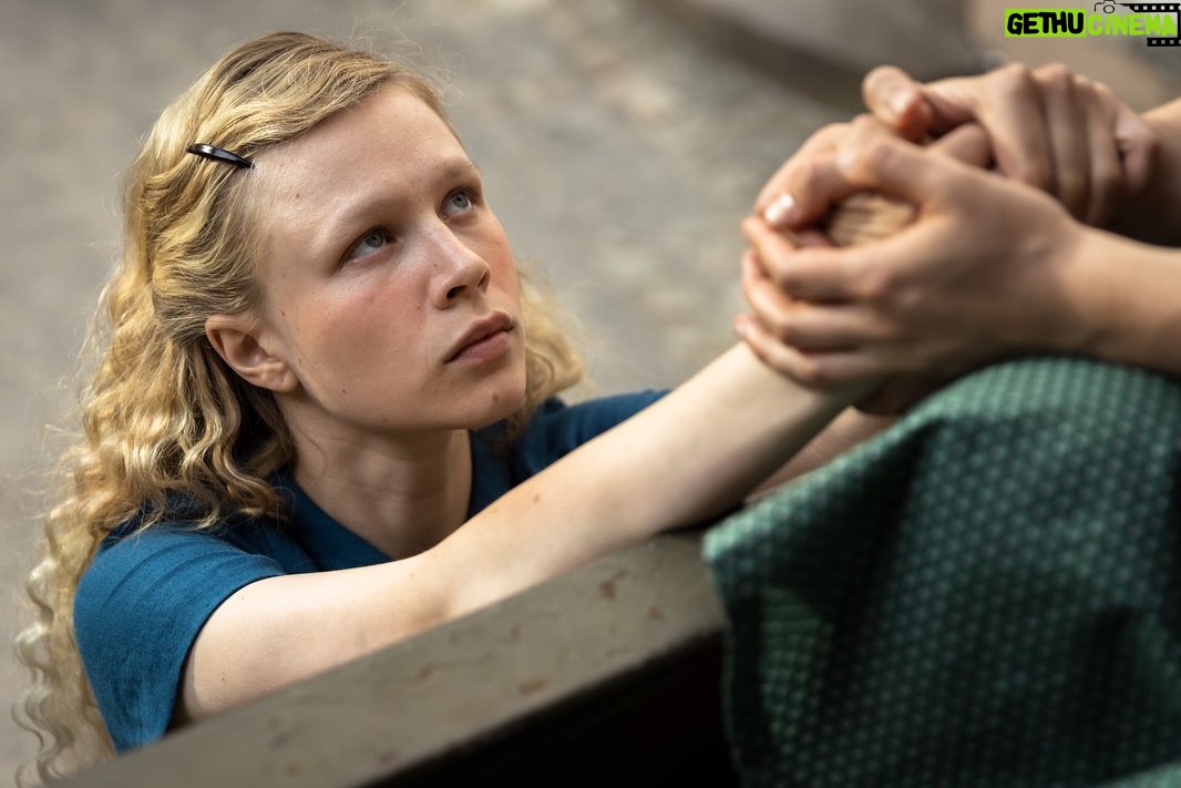Hanna van Vliet Instagram - HET VERLOREN TRANSPORT (Lost Transport) draait vanaf donderdag in de bioscopen. We hadden gister een emotionele première in @hetketelhuis. Het is echt een bijzondere film, over het hervinden van je menselijkheid na/in een gruwelijke periode. Verteld vanuit het kleine gebaar, in plaats van vanuit bombast. Ga ‘m (haar?🔥) zien in de bioscoop. Written & directed by @saskiadiesing. DOP @aagehollander. @suijkerbram @annabachmann_ @eugenieanselin @friedabarnhard @gonnygaakeer 📷 Ricardo Vaz Palma