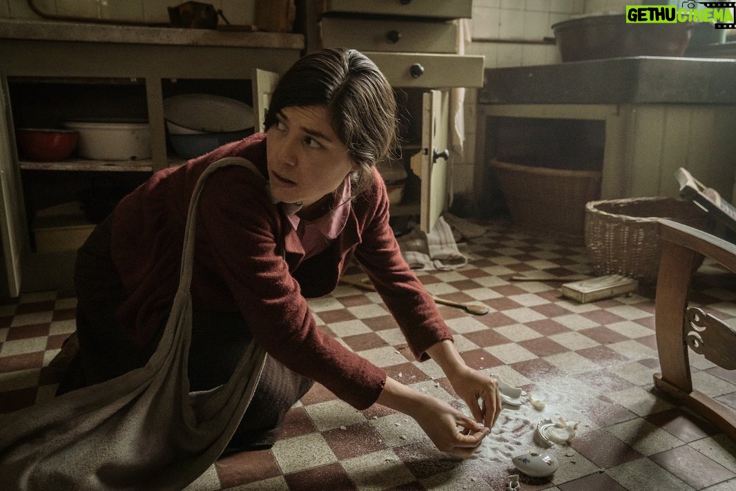 Hanna van Vliet Instagram - HET VERLOREN TRANSPORT (Lost Transport) draait vanaf donderdag in de bioscopen. We hadden gister een emotionele première in @hetketelhuis. Het is echt een bijzondere film, over het hervinden van je menselijkheid na/in een gruwelijke periode. Verteld vanuit het kleine gebaar, in plaats van vanuit bombast. Ga ‘m (haar?🔥) zien in de bioscoop. Written & directed by @saskiadiesing. DOP @aagehollander. @suijkerbram @annabachmann_ @eugenieanselin @friedabarnhard @gonnygaakeer 📷 Ricardo Vaz Palma