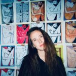 Hanna van Vliet Instagram - HAPPY INTERNATIONAL WOMEN’S DAY. ❤️‍🔥✊ Temidden van al het fysieke, mentale en systemische geweld tegen vrouwen in de wereld, is het ook belangrijk onszelf en elkaar te vieren. Juist omdat wij het privilege hebben dat (relatief) zorgeloos te kunnen doen. Dus bij deze een aantal belangrijke dappere grappige leuke coole vrouwen (v/x) in mijn leven. Die allemaal op hun eigen manier inspirerend of een voorbeeld voor me zijn.😍 Mijn moeder, mijn zussies, mijn verkering, mijn vrienden en vriendcollegas. En een foto van de Feminist March, want we moeten nog steeds de straat op, ons uitspreken en doneren aan organisaties die vrouwen bijstaan die het minder goed hebben dan wij. xxxxxxx International Women's Day 2023