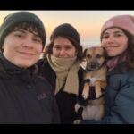 Hanna van Vliet Instagram - HAPPY INTERNATIONAL WOMEN’S DAY. ❤️‍🔥✊ Temidden van al het fysieke, mentale en systemische geweld tegen vrouwen in de wereld, is het ook belangrijk onszelf en elkaar te vieren. Juist omdat wij het privilege hebben dat (relatief) zorgeloos te kunnen doen. Dus bij deze een aantal belangrijke dappere grappige leuke coole vrouwen (v/x) in mijn leven. Die allemaal op hun eigen manier inspirerend of een voorbeeld voor me zijn.😍 Mijn moeder, mijn zussies, mijn verkering, mijn vrienden en vriendcollegas. En een foto van de Feminist March, want we moeten nog steeds de straat op, ons uitspreken en doneren aan organisaties die vrouwen bijstaan die het minder goed hebben dan wij. xxxxxxx International Women's Day 2023