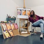 Hanna van Vliet Instagram - Mijn lievelingspersoon @ilkepaddenburg gaat haar eerste korte film maken!! EINDELIJK, want ik word al 8 jaar doodgegooid met hele mooie en grappige film ideeën!!! Dus dat ze er nu eentje écht gaat realiseren is HEEL leuk (en de redding van onze relatie), met dank aan @ditisdeontmoeting, @omroepvpro en @millstreetfilms .💜 Het plan is heel tof - kijk maar in het filmpje! (Link in bio.) En… zoals het onderzoek van @vrouweninbeeld uitwijst zijn vrouwen in onze filmindustrie nog hartstikke ondervertegenwoordigd. Dus werken wij lekker op alle crew departementen uit plaatje 4 met vrouwen, joe joe.👍 Het enige is, een film maken is ZO duur. Apparatuur, crew, locaties, catering, en in dit geval ook bijvoorbeeld verf… De afgelopen weken ben ik zelf keihard aan het werk gezet als deel van het productieteam en heb fondsen aangevraagd voor m’n leven. Maar de rest van het budget moeten we crowdfunden. Dus áls je iets kan missen, alle beetjes helpen. Link in bio! Onze dank is GROOT. ❤️‍🔥