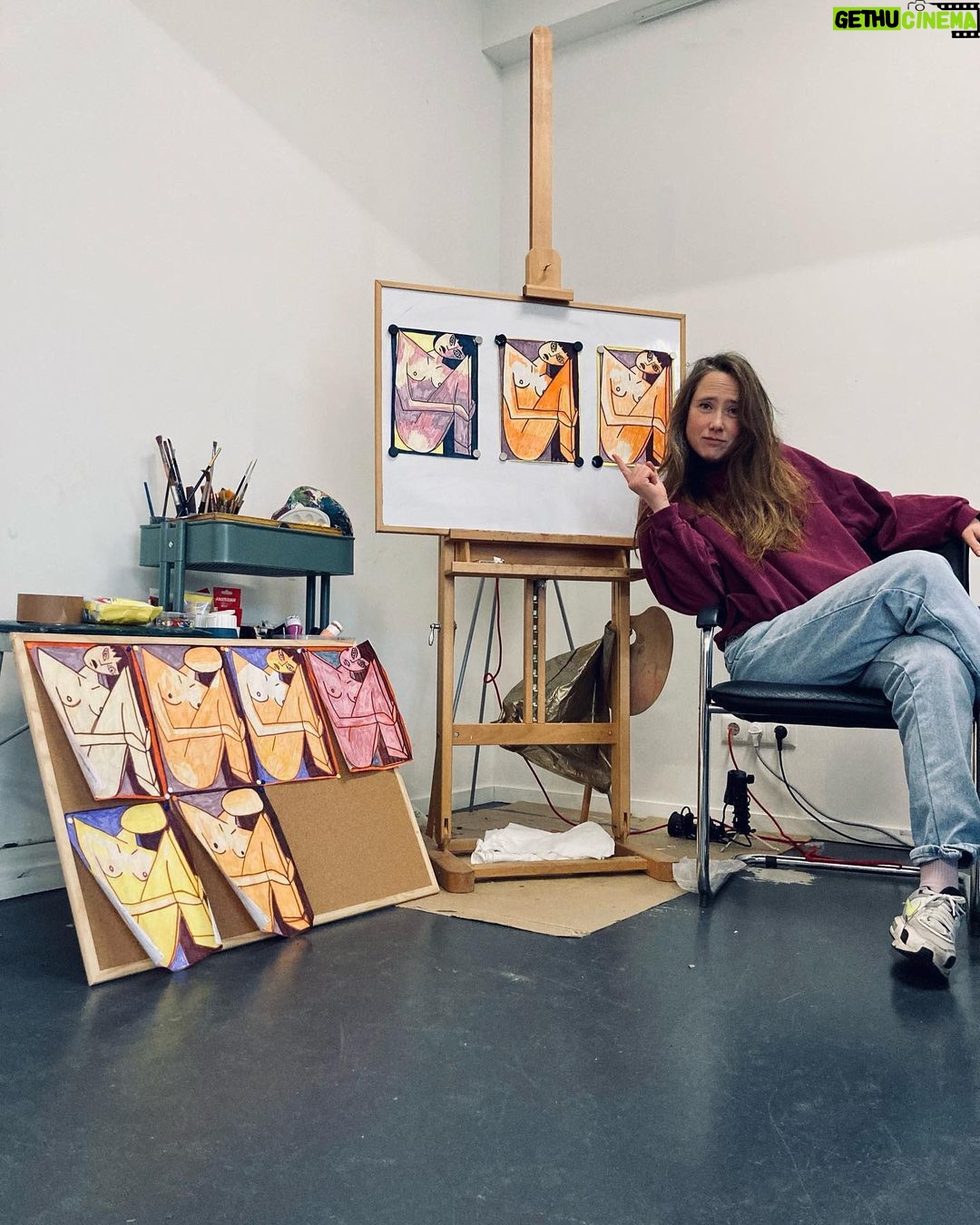 Hanna van Vliet Instagram - Mijn lievelingspersoon @ilkepaddenburg gaat haar eerste korte film maken!! EINDELIJK, want ik word al 8 jaar doodgegooid met hele mooie en grappige film ideeën!!! Dus dat ze er nu eentje écht gaat realiseren is HEEL leuk (en de redding van onze relatie), met dank aan @ditisdeontmoeting, @omroepvpro en @millstreetfilms .💜 Het plan is heel tof - kijk maar in het filmpje! (Link in bio.) En… zoals het onderzoek van @vrouweninbeeld uitwijst zijn vrouwen in onze filmindustrie nog hartstikke ondervertegenwoordigd. Dus werken wij lekker op alle crew departementen uit plaatje 4 met vrouwen, joe joe.👍 Het enige is, een film maken is ZO duur. Apparatuur, crew, locaties, catering, en in dit geval ook bijvoorbeeld verf… De afgelopen weken ben ik zelf keihard aan het werk gezet als deel van het productieteam en heb fondsen aangevraagd voor m’n leven. Maar de rest van het budget moeten we crowdfunden. Dus áls je iets kan missen, alle beetjes helpen. Link in bio! Onze dank is GROOT. ❤️🔥