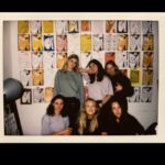 Hanna van Vliet Instagram - Mijn lievelingspersoon @ilkepaddenburg gaat haar eerste korte film maken!! EINDELIJK, want ik word al 8 jaar doodgegooid met hele mooie en grappige film ideeën!!! Dus dat ze er nu eentje écht gaat realiseren is HEEL leuk (en de redding van onze relatie), met dank aan @ditisdeontmoeting, @omroepvpro en @millstreetfilms .💜 Het plan is heel tof - kijk maar in het filmpje! (Link in bio.) En… zoals het onderzoek van @vrouweninbeeld uitwijst zijn vrouwen in onze filmindustrie nog hartstikke ondervertegenwoordigd. Dus werken wij lekker op alle crew departementen uit plaatje 4 met vrouwen, joe joe.👍 Het enige is, een film maken is ZO duur. Apparatuur, crew, locaties, catering, en in dit geval ook bijvoorbeeld verf… De afgelopen weken ben ik zelf keihard aan het werk gezet als deel van het productieteam en heb fondsen aangevraagd voor m’n leven. Maar de rest van het budget moeten we crowdfunden. Dus áls je iets kan missen, alle beetjes helpen. Link in bio! Onze dank is GROOT. ❤️‍🔥