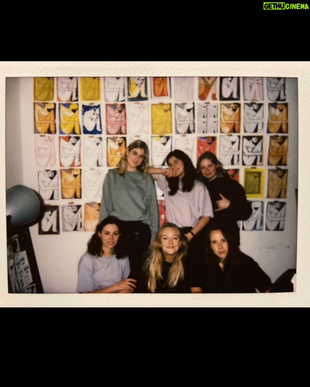 Hanna van Vliet Instagram - Mijn lievelingspersoon @ilkepaddenburg gaat haar eerste korte film maken!! EINDELIJK, want ik word al 8 jaar doodgegooid met hele mooie en grappige film ideeën!!! Dus dat ze er nu eentje écht gaat realiseren is HEEL leuk (en de redding van onze relatie), met dank aan @ditisdeontmoeting, @omroepvpro en @millstreetfilms .💜 Het plan is heel tof - kijk maar in het filmpje! (Link in bio.) En… zoals het onderzoek van @vrouweninbeeld uitwijst zijn vrouwen in onze filmindustrie nog hartstikke ondervertegenwoordigd. Dus werken wij lekker op alle crew departementen uit plaatje 4 met vrouwen, joe joe.👍 Het enige is, een film maken is ZO duur. Apparatuur, crew, locaties, catering, en in dit geval ook bijvoorbeeld verf… De afgelopen weken ben ik zelf keihard aan het werk gezet als deel van het productieteam en heb fondsen aangevraagd voor m’n leven. Maar de rest van het budget moeten we crowdfunden. Dus áls je iets kan missen, alle beetjes helpen. Link in bio! Onze dank is GROOT. ❤️🔥
