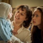 Hanna van Vliet Instagram – MODERN LOVE AMSTERDAM is now streaming worldwide(!) on @primevideo. 

Het was zo leuk om deze aflevering (ep 5) in te duiken. Eigenlijk een mini film, over een (queer) relatie en eerlijk durven zijn over je behoeftes. Over keuzes maken, (g)een kinderwens en dat in combinatie met een vleugje magisch realisme.🌈

 Geschreven door m’n favo schrijver @maudwie, geregisseerd door de legendarische @mijkemaria, en gespeeld door mijn eigen vriendin @ilkepaddenburg.❤️‍🔥 (En door mij. En @xfjomo, @hannahhoekstra, @sophiehoppener, @eelco.smits, @elsiedebrauw.)

De serie als geheel is ook heel leuk en divers, door allemaal verschillende makers!! Benieuwd wat jullie vinden. 😊

#modernloveamsterdam @primevideonl