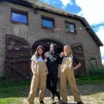 Hanna van Vliet Instagram - Met gevaar voor eigen leven op bezoek op de boerderij, bij de ongeëvenaarde @ravenvandorst.❤️ Bloed vloeide, bier, leuke gesprekken en verhitte sjoelwedstrijden met @geraldine_kemper ook.🥵 En die hooimijt heeft een mooi nieuw dakkie. Vanavond op tv bij @npo_3 en anders eeuwig terug te zien op NPO start. #boerderijvandorst