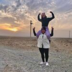 Hanna van Vliet Instagram - ‘De Gevaarlijkste Wegen’ van OEZBEKISTAN overleefd!! Dit was zo’n groot avontuur en zo’n ongelooflijk mooi land!!! Vanaf de hoofdstad Tashkent reden we richting de parel van de zijderoute: Samarkand. Door een regio vol eeuwenoude gebruiken en tradities. Door toendra en bergen, bij lieve mensen thuis slapen, muziek, bijzonder eten, yurts, een opvanghuis voor vrouwen die slachtoffer zijn van huiselijk geweld. En urenlang kletsen en zingen en lachen met @esmeevankampen - die ik nog kende van heel vroeger.💜 Ga kijken als je zin hebt! Vanavond 20.20 op @npo_3, of anytime op je laptoppie. #degevaarlijkstewegen Uzbekistan
