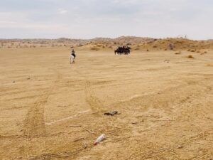 Hanna van Vliet Instagram - ‘De Gevaarlijkste Wegen’ van OEZBEKISTAN overleefd!!
Dit was zo’n groot avontuur en zo’n ongelooflijk mooi land!!! Vanaf de hoofdstad Tashkent reden we richting de parel van de zijderoute: Samarkand. Door een regio vol eeuwenoude gebruiken en tradities. Door toendra en bergen, bij lieve mensen thuis slapen, muziek, bijzonder eten, yurts, een opvanghuis voor vrouwen die slachtoffer zijn van huiselijk geweld. En urenlang kletsen en zingen en lachen met @esmeevankampen - die ik nog kende van heel vroeger.💜 
Ga kijken als je zin hebt! Vanavond 20.20 op @npo_3, of anytime op je laptoppie.
#degevaarlijkstewegen