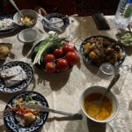Hanna van Vliet Instagram - ‘De Gevaarlijkste Wegen’ van OEZBEKISTAN overleefd!! Dit was zo’n groot avontuur en zo’n ongelooflijk mooi land!!! Vanaf de hoofdstad Tashkent reden we richting de parel van de zijderoute: Samarkand. Door een regio vol eeuwenoude gebruiken en tradities. Door toendra en bergen, bij lieve mensen thuis slapen, muziek, bijzonder eten, yurts, een opvanghuis voor vrouwen die slachtoffer zijn van huiselijk geweld. En urenlang kletsen en zingen en lachen met @esmeevankampen - die ik nog kende van heel vroeger.💜 Ga kijken als je zin hebt! Vanavond 20.20 op @npo_3, of anytime op je laptoppie. #degevaarlijkstewegen Uzbekistan