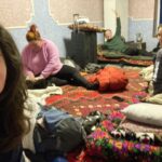 Hanna van Vliet Instagram - ‘De Gevaarlijkste Wegen’ van OEZBEKISTAN overleefd!! Dit was zo’n groot avontuur en zo’n ongelooflijk mooi land!!! Vanaf de hoofdstad Tashkent reden we richting de parel van de zijderoute: Samarkand. Door een regio vol eeuwenoude gebruiken en tradities. Door toendra en bergen, bij lieve mensen thuis slapen, muziek, bijzonder eten, yurts, een opvanghuis voor vrouwen die slachtoffer zijn van huiselijk geweld. En urenlang kletsen en zingen en lachen met @esmeevankampen - die ik nog kende van heel vroeger.💜 Ga kijken als je zin hebt! Vanavond 20.20 op @npo_3, of anytime op je laptoppie. #degevaarlijkstewegen Uzbekistan