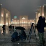 Hanna van Vliet Instagram - ‘De Gevaarlijkste Wegen’ van OEZBEKISTAN overleefd!! Dit was zo’n groot avontuur en zo’n ongelooflijk mooi land!!! Vanaf de hoofdstad Tashkent reden we richting de parel van de zijderoute: Samarkand. Door een regio vol eeuwenoude gebruiken en tradities. Door toendra en bergen, bij lieve mensen thuis slapen, muziek, bijzonder eten, yurts, een opvanghuis voor vrouwen die slachtoffer zijn van huiselijk geweld. En urenlang kletsen en zingen en lachen met @esmeevankampen - die ik nog kende van heel vroeger.💜 Ga kijken als je zin hebt! Vanavond 20.20 op @npo_3, of anytime op je laptoppie. #degevaarlijkstewegen Uzbekistan