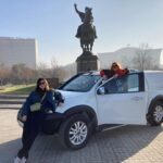 Hanna van Vliet Instagram - ‘De Gevaarlijkste Wegen’ van OEZBEKISTAN overleefd!! Dit was zo’n groot avontuur en zo’n ongelooflijk mooi land!!! Vanaf de hoofdstad Tashkent reden we richting de parel van de zijderoute: Samarkand. Door een regio vol eeuwenoude gebruiken en tradities. Door toendra en bergen, bij lieve mensen thuis slapen, muziek, bijzonder eten, yurts, een opvanghuis voor vrouwen die slachtoffer zijn van huiselijk geweld. En urenlang kletsen en zingen en lachen met @esmeevankampen - die ik nog kende van heel vroeger.💜 Ga kijken als je zin hebt! Vanavond 20.20 op @npo_3, of anytime op je laptoppie. #degevaarlijkstewegen Uzbekistan