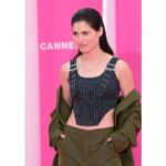 Hanna van Vliet Instagram - Serving some queerness with this look at @canneseries. (je veux retourner!!💖) thanks to @hrxkns. hair by @richardblandel @leonorgreyl #canneseries #childhooddreams #dedroomvandejeugd #collusionstudios 📸 @studio_vigerie @mathildeaudoire @camille.fermon Cannes, France