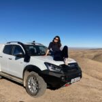Hanna van Vliet Instagram - ‘De Gevaarlijkste Wegen’ van OEZBEKISTAN overleefd!! Dit was zo’n groot avontuur en zo’n ongelooflijk mooi land!!! Vanaf de hoofdstad Tashkent reden we richting de parel van de zijderoute: Samarkand. Door een regio vol eeuwenoude gebruiken en tradities. Door toendra en bergen, bij lieve mensen thuis slapen, muziek, bijzonder eten, yurts, een opvanghuis voor vrouwen die slachtoffer zijn van huiselijk geweld. En urenlang kletsen en zingen en lachen met @esmeevankampen - die ik nog kende van heel vroeger.💜 Ga kijken als je zin hebt! Vanavond 20.20 op @npo_3, of anytime op je laptoppie. #degevaarlijkstewegen Uzbekistan