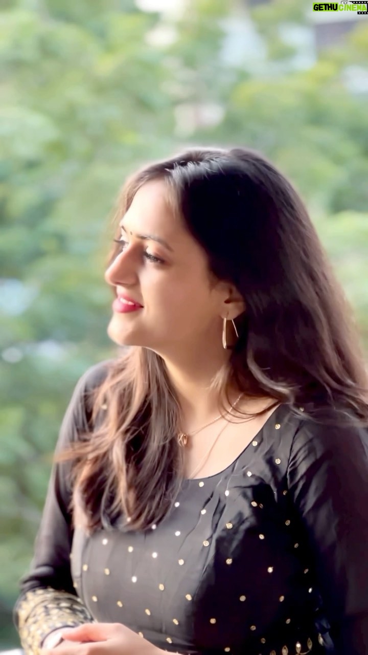Harika Narayan Instagram - Remembering the days when I used to listen to this beautiful song while growing up🤍🎶💫 . . . Arranged & mixed by @bharath_manchiraju #nostalgia #shiva #musical #tatvam #coversong #harikanarayan