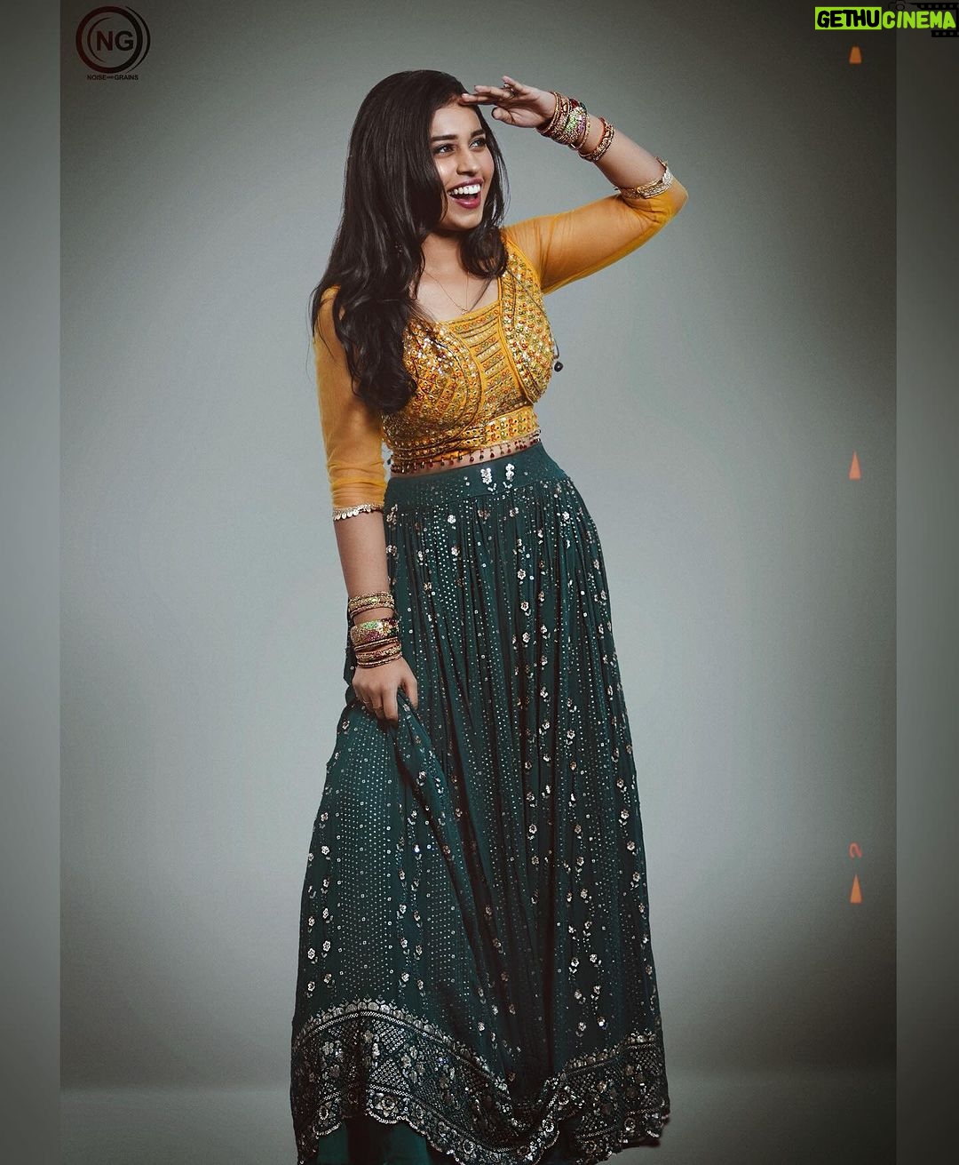 Haripriya Instagram - Outfit : @styl_chennai ✨💛💚 Makeup : @bhavyamakeupartistry Hair : @___dhana__makeupartist__