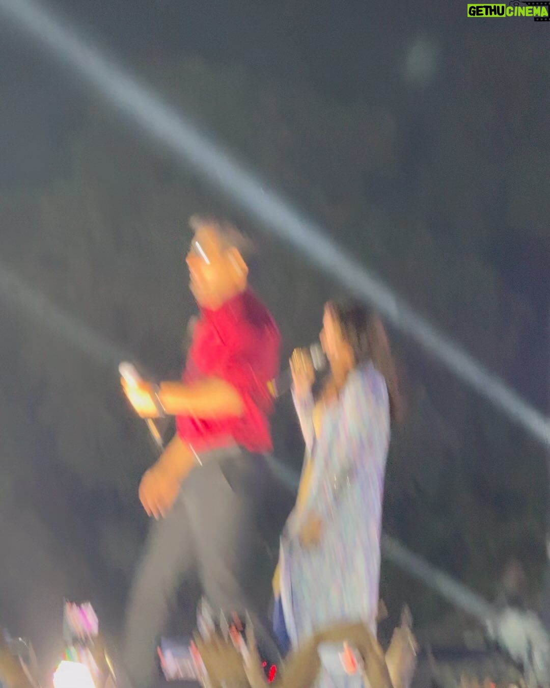 Haripriya Instagram - Moments from Vijayantony live in chennai❤️ Vc credits - Harshini @Sethupathi_07 @_deekae._ . . . #vijayantony #chennai #concert #haripriya #haripriyasinger