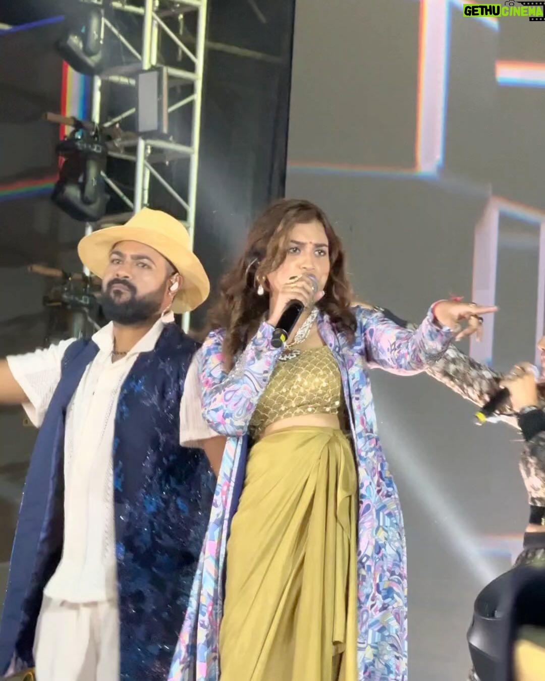 Haripriya Instagram - Moments from Vijayantony live in chennai❤️ Vc credits - Harshini @Sethupathi_07 @_deekae._ . . . #vijayantony #chennai #concert #haripriya #haripriyasinger