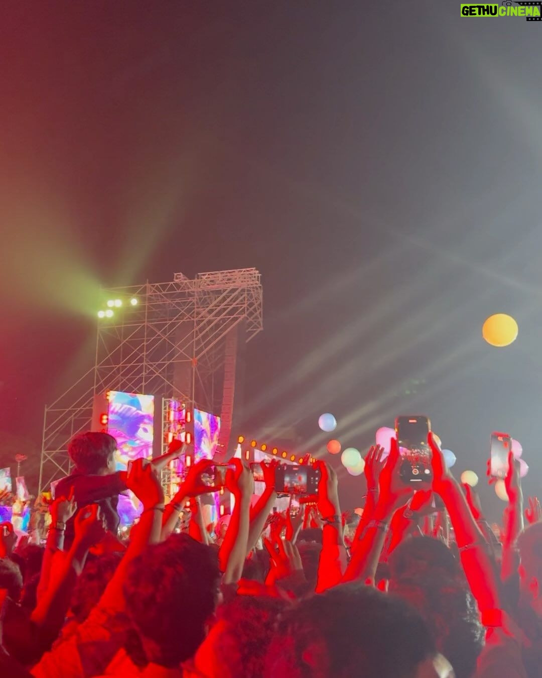Haripriya Instagram - Moments from Vijayantony live in chennai❤️ Vc credits - Harshini @Sethupathi_07 @_deekae._ . . . #vijayantony #chennai #concert #haripriya #haripriyasinger