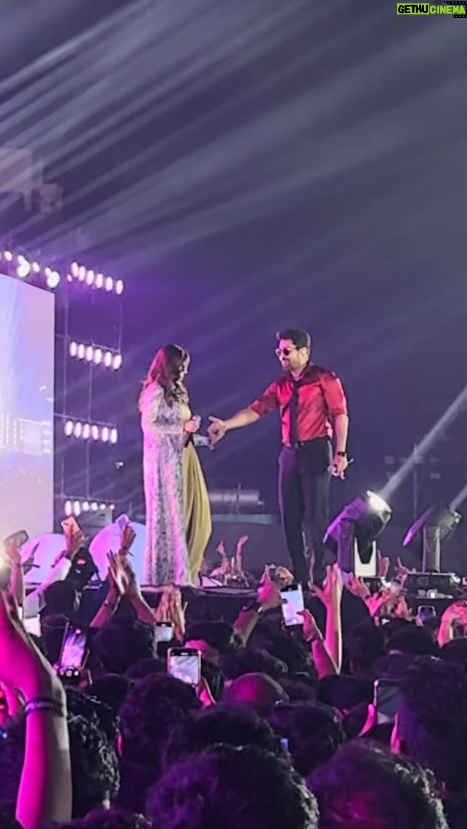 Haripriya Instagram - Ending the year with @vijayantony π€π₯β€οΈπ€ @noiseandgrains @karya2000 @itisveer πͺπ½ Thank you chennai for the beautiful memories π«ΆπΌ Outfit : @wearhash . . . . #Haripriya #haripriyasinger #vijayantony #live #concert #explore #peace #instareels #performance YMCA, Chennai