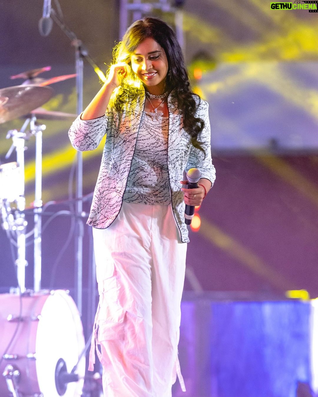 Haripriya Instagram - Party with premgi live - Coimbatore 24/12/2023 @mediacircleindia @btosproductions . . . #Haripriya #haripriyasinger #concert #live Coimbatore, Tamil Nadu