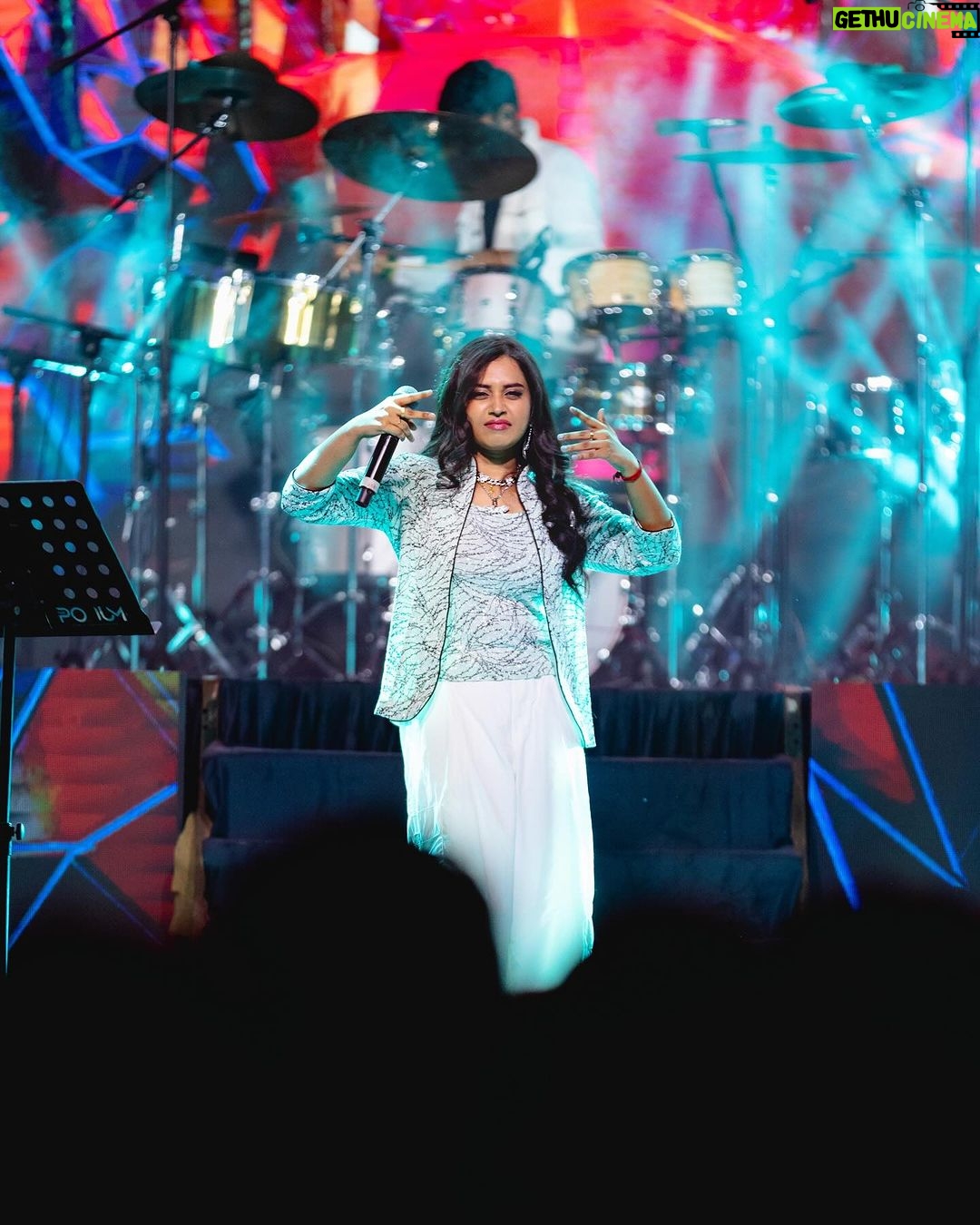 Haripriya Instagram - Party with premgi live - Coimbatore 24/12/2023 @mediacircleindia @btosproductions . . . #Haripriya #haripriyasinger #concert #live Coimbatore, Tamil Nadu